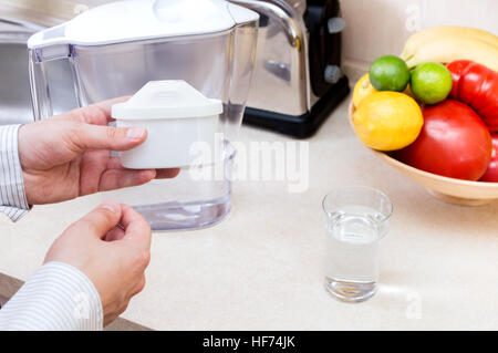 Mann Änderungen Filter in die Kanne filter Stockfoto