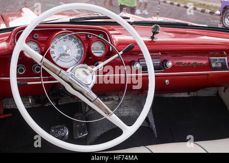 Lenkrad und Armaturenbrett ein 1950er Jahre Chevrolet Belair, alte amerikanische Oldtimer, La Havanna, Kuba. Stockfoto