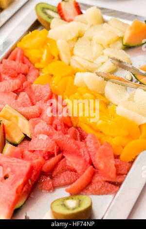 Obstteller auf Edelstahlblech geschnitten Stockfoto