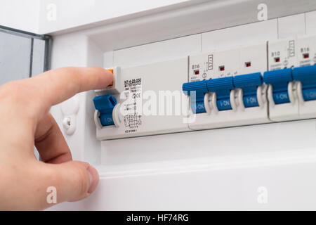 Mann, die Prüfung des Sicherungskastens Stockfoto