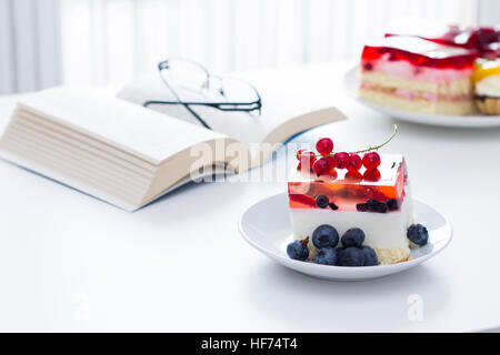 Zeit für etwas Süßes. Kuchen mit Gelee auf dem Tisch. Stockfoto