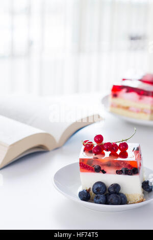 Zeit für etwas Süßes. Kuchen mit Gelee auf dem Tisch. Stockfoto