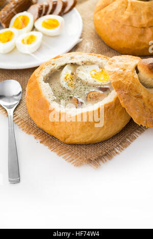 Polnische Ostern Suppe. Creme Suppe im Brot Stockfoto