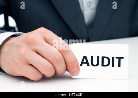 Hand des Mannes zeigt Visitenkarte mit Wort "Audit" Stockfoto