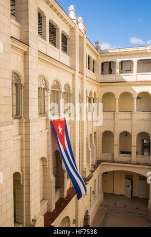 Großer kubanische Flagge hängt im Hof des Museo De La Revolucion, La Havanna, Kuba. Stockfoto