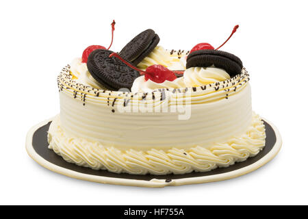 Geburtstagstorte, garniert mit weißen Sahne, Kirschen und Schokolade Cookies auf weißem Hintergrund Stockfoto