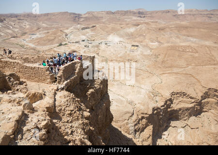 MASADA, ISRAEL - 7. April 2016: Menschen erforschen alten Hügel und Ruinen von Roman Fortress in Masada Nationalpark, ein UNESCO-Welterbe erklärten b Stockfoto