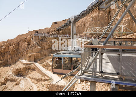 MASADA, ISRAEL - 7. April 2016: Multitalente, die Seilbahn zu antiken Roman Fortress von Masada National Park, zum Weltkulturerbe erklärt Stockfoto