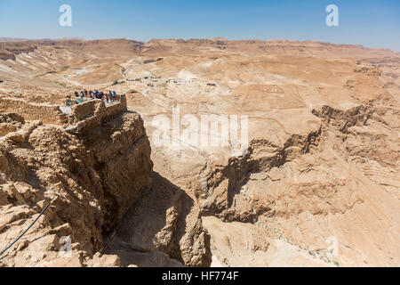 MASADA, ISRAEL - 7. April 2016: Menschen auf den Beobachtungspunkt Erkundung der He'etekim Klippe in der Judäischen Wüste, den Ufern des Toten Meeres, die eine Stockfoto