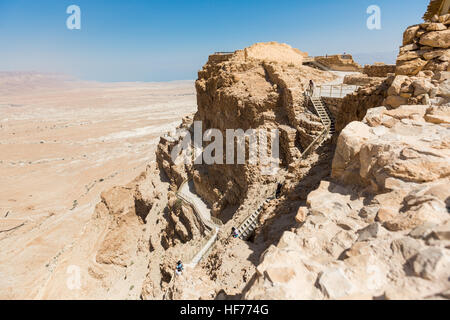 MASADA, ISRAEL - 7. April 2016: Menschen entdecken Sie Treppen führen zu den nördlichen Palast in Masada National Park, zum Weltkulturerbe erklärten b Stockfoto