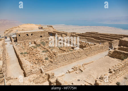 MASADA, ISRAEL - 7. April 2016: Menschen erforschen alten Hügel und Ruinen von Roman Fortress in Masada Nationalpark, ein UNESCO-Welterbe erklärten b Stockfoto