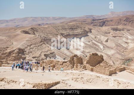 MASADA, ISRAEL - 7. April 2016: Menschen erforschen alten Hügel und Ruinen von Roman Fortress in Masada Nationalpark, ein UNESCO-Welterbe erklärten b Stockfoto