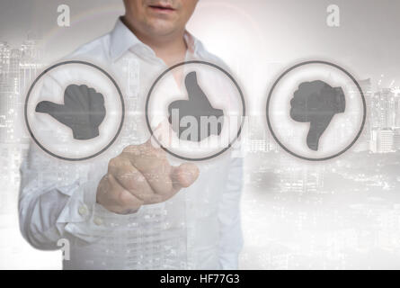 Kunden Rezension Symbole Touchscreen wird von dem Mann betrieben. Stockfoto