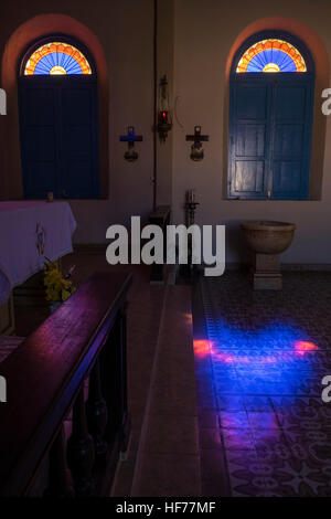 Licht aus Buntglas-Fenstern wirft farbige Muster auf dem Boden der Kirche, Vinales, Kuba Stockfoto