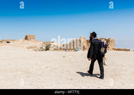 MASADA, ISRAEL - 7. April 2016: Menschen erforschen alten Hügel und Ruinen von Roman Fortress in Masada Nationalpark, ein UNESCO-Welterbe erklärten b Stockfoto