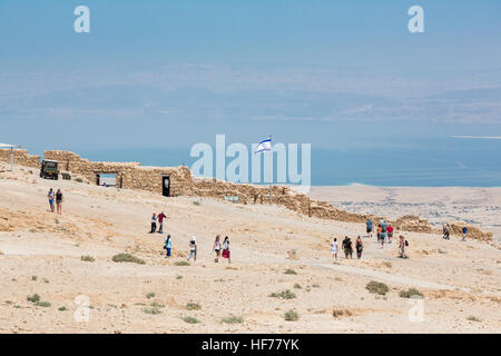 MASADA, ISRAEL - 7. April 2016: Menschen erforschen alten Hügel und Ruinen von Roman Fortress in Masada Nationalpark, ein UNESCO-Welterbe erklärten b Stockfoto