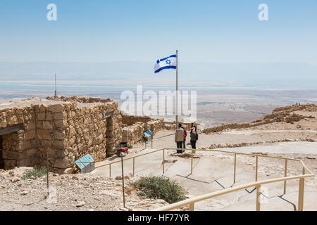 MASADA, ISRAEL - 7. April 2016: Menschen erforschen alten Hügel und Ruinen von Roman Fortress in Masada Nationalpark, ein UNESCO-Welterbe erklärten b Stockfoto