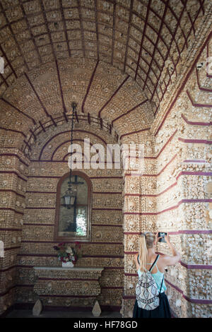 die Capela Dos Ossos bei der Igreja do Carmo in der alten Stadt von Faro an der Ost-Algarve im Süden von Portugal in Europa. Stockfoto