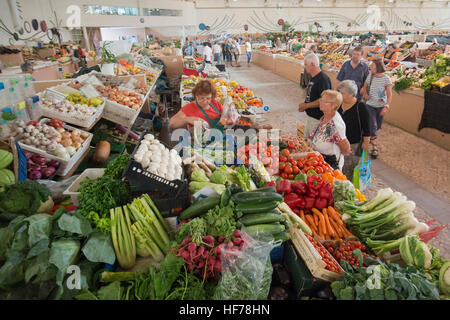 die neue Lebensmittel-Markthalle in der alten Stadt Tavira an der Ost-Algarve im Süden von Portugal in Europa. Stockfoto