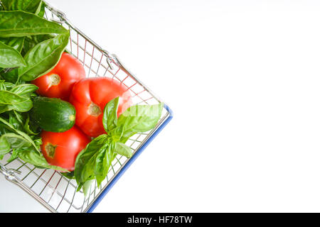 Frisches Gemüse in den Einkaufswagen oder Warenkorb isoliert auf weißem Hintergrund Stockfoto