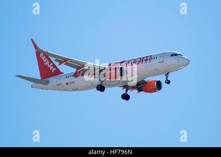 ein Flugzeug der Easyjet, Landung auf dem Flughafen Faro an der Ost-Algarve im Süden von Portugal in Europa. Stockfoto