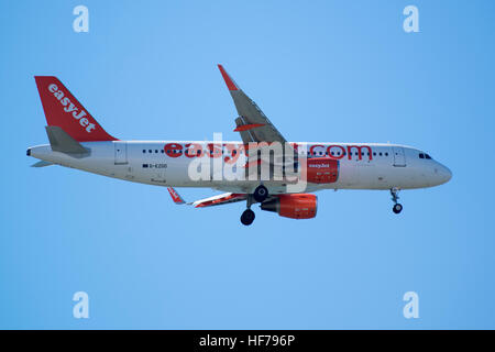 ein Flugzeug der Easyjet, Landung auf dem Flughafen Faro an der Ost-Algarve im Süden von Portugal in Europa. Stockfoto