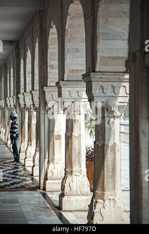 Spalten, (Sikh-Tempel) Gurdwara Bangla Sahib, New Delhi, Indien Stockfoto