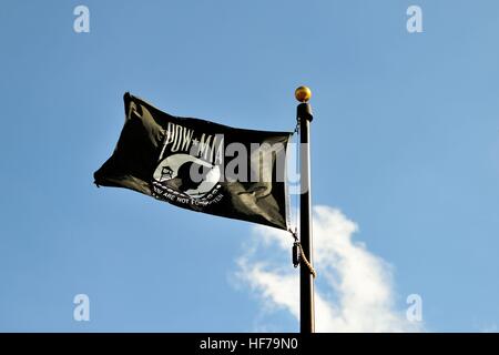 Ein POW MIA Flagge oben ein Veteranen-Denkmal in Elgin, Illinois. Stockfoto