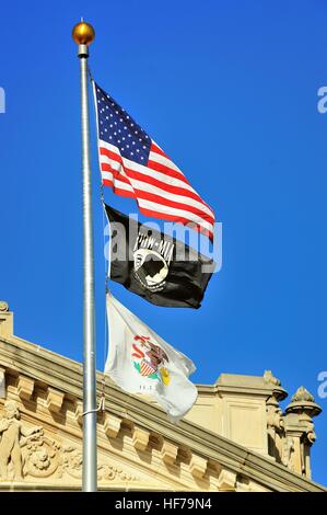 Fahnenmast mit drei Flaggen vor dem DeKalb County Courthouse in Dekalb, Illinois, USA. Stockfoto