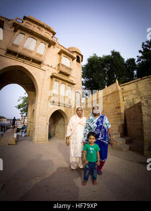 Typische Architektur und Menschen von Gadi Sagar See in Jaisalmer, Rajasthan, Indien Stockfoto