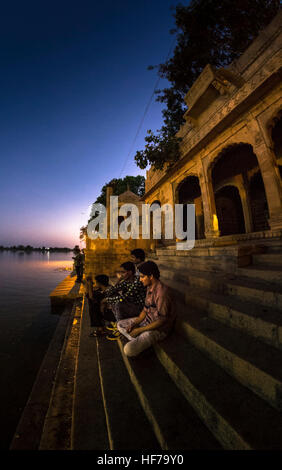 Typische Architektur und Menschen von Gadi Sagar See in Jaisalmer, Rajasthan, Indien Stockfoto