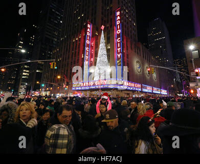 NEW YORK, NEW YORK - 25 Dezember: eine lebendige Licht-Show bei Saks Fifth Avenue und aufwendige Installationen am Rockefeller Plaza und Sixth Avenue d Stockfoto