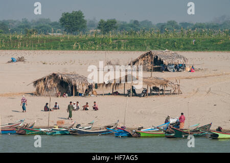 Menschen, die an den sandigen Ufern des Flusses Irrawaddy in Myanmar (Burma). Stockfoto