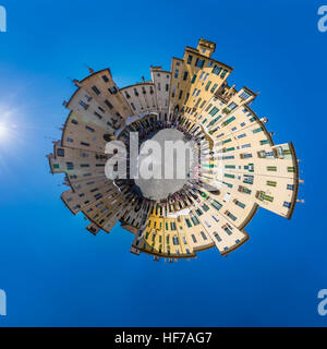 360-Grad-Panorama der Piazza dell'Anfiteatro in Lucca, Italien, als ein winziger Planet. Stockfoto