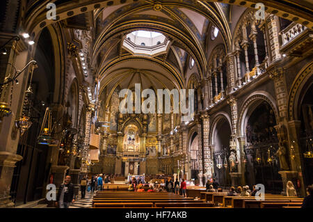 Kirchenschiff der Basilika der Benediktinerabtei Santa Maria de Montserrat, in Montserrat, Katalonien, Spanien. Stockfoto