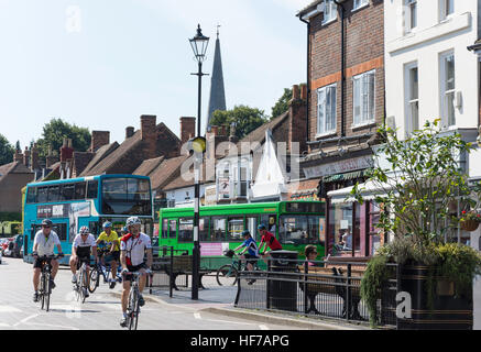 Gruppe von Radfahrern auf High Street, West Malling, Kent, England, Vereinigtes Königreich Stockfoto