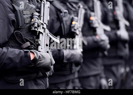 Soldat hand in schwarzen Handschuh mit automatischen Maschinengewehr während einer Militärparade Stockfoto
