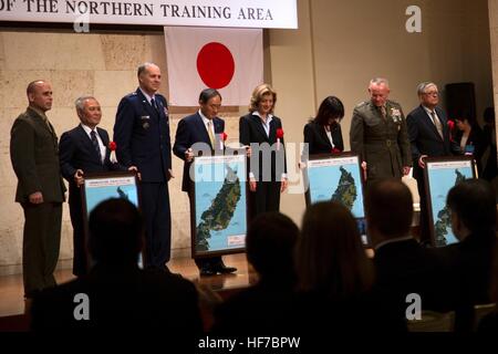 US-Botschafter Caroline Kennedy und japanische Regierungsvertreter posieren für ein Foto am Ende der nördlichen Training Bereich Land zurückkehren Zeremonie 22. Dezember 2016 in Stadt Nago, Okinawa, Japan. (Foto von Janessa K. Pon EURO1 Marines über Planetpix) Stockfoto