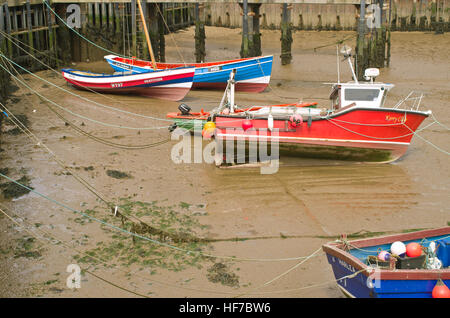 Kleine Boote ausgetrocknet, bei niedrigem Wasserstand, Bridlington Harbour Ostküste Yorkshire Uk Stockfoto