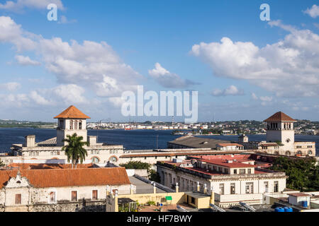 Blick über die Dächer bis zum Hafen in La Havanna, Kuba. Stockfoto