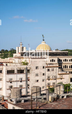 Blick über die Dächer auf die Kuppel der Lonja de Comercio mit einer Statue von Quecksilber an der Spitze in La Havanna, Kuba. Stockfoto