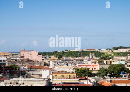 Blick über die Dächer in La Havanna, Kuba. Stockfoto