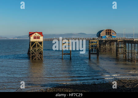 Die alten und neuen RNLI Lifeboat Stationen vom Ende der Mumbles Pier, Swansea, Südwales an einem sonnigen Wintertag Stockfoto