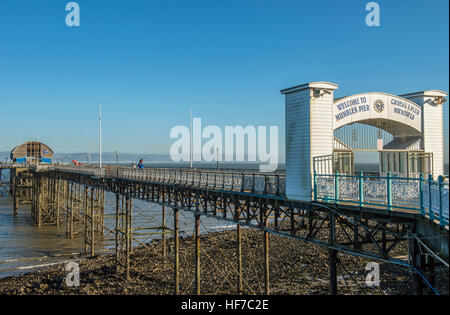 Murmelt Pier ragt ins Swansea Bay, zeigt der Pier-Eingang und die neue RNLI Lifeboat Station, in der Nähe von South Wales Swansea Stockfoto