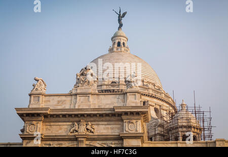 Victoria Memorial architektonischen Gebäude Denkmal Kuppel in Nahaufnahme mit Skulpturen. Stockfoto