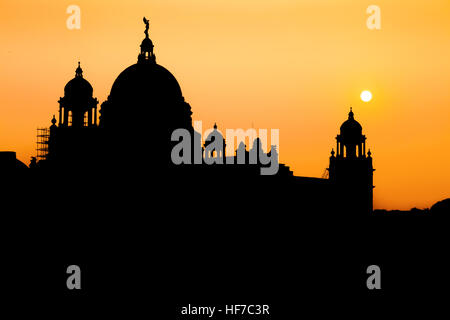 Silhouette Architekturgebäude Victoria Memorial Kalkutta, Indien bei Sonnenaufgang. Stockfoto