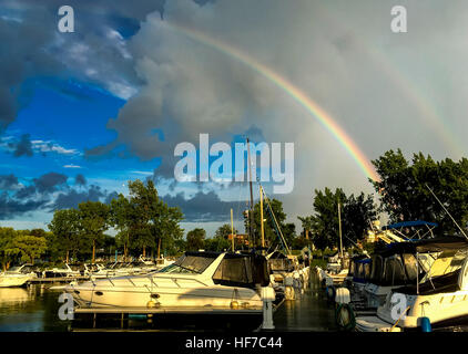 Ein Regenbogen in einer Marina in der Nähe von Montreal. Stockfoto