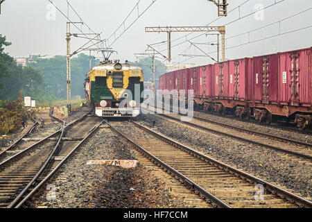 Drängten sich lokaler Personenzug der indischen Eisenbahnen eine Bahn-Bahnsteig an einem nebligen Wintermorgen zu betreten. Stockfoto