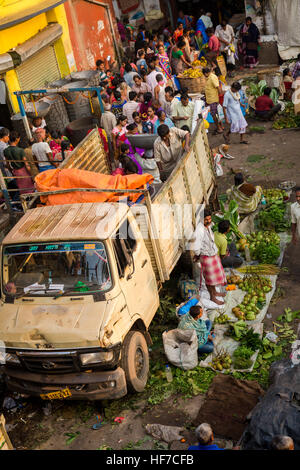 Lokalen indischen Straßenmarkt überfüllt mit Käufer Verkäufer und Lieferanten. Foto aufgenommen am Mallick Ghat, in der Nähe von Howrah Brücke. Stockfoto