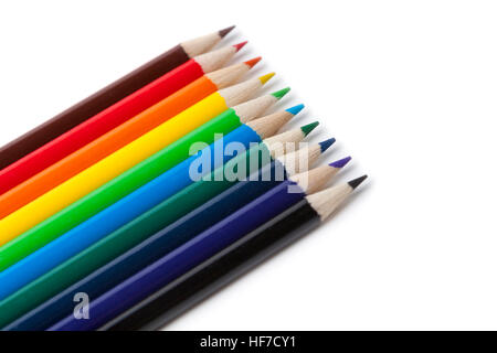 Buntstifte in der Reihenfolge der Regenbogen auf weißem Hintergrund Stockfoto